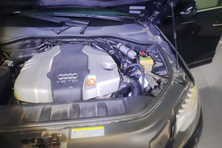 Used Audi Q7 2013 35 TDI Leading Model Engine Bay Left