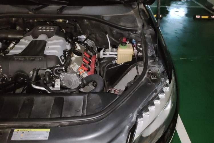 Used Audi Q7 2013 35 TFSI Comfort Model Engine Bay Left