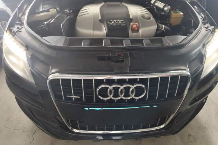 Used Audi Q7 2013 35 TDI Leading Model Engine Bay