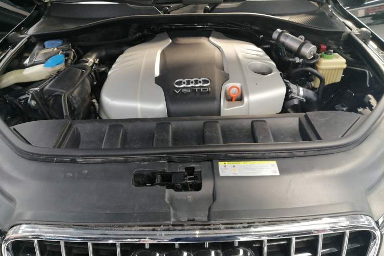 Used Audi Q7 2013 35 TDI Leading Model Engine Bay