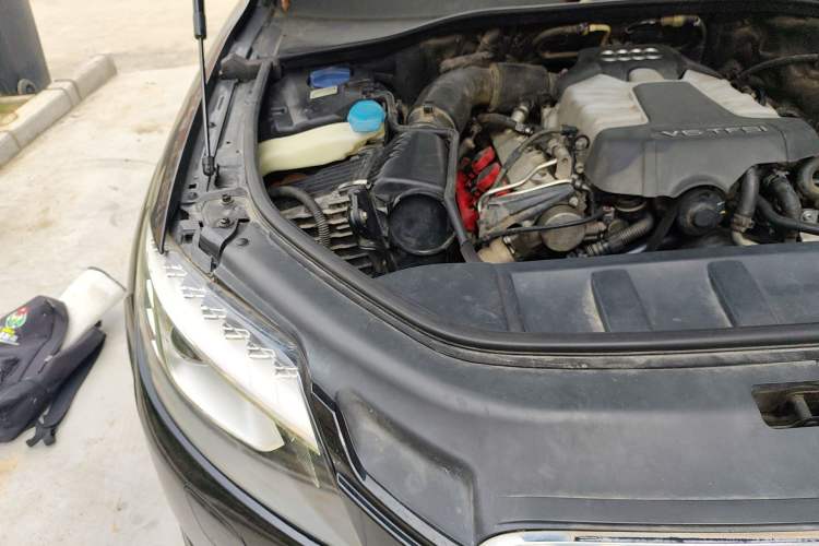 Used Audi Q7 2013 35 TFSI Comfort Model Engine Bay Right