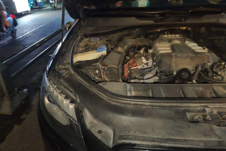 Used Audi Q7 2013 35 TFSI Ambition Edition Engine Bay Right