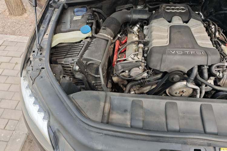 Used Audi Q7 2013 35 TFSI Ambition Edition Engine Bay Right