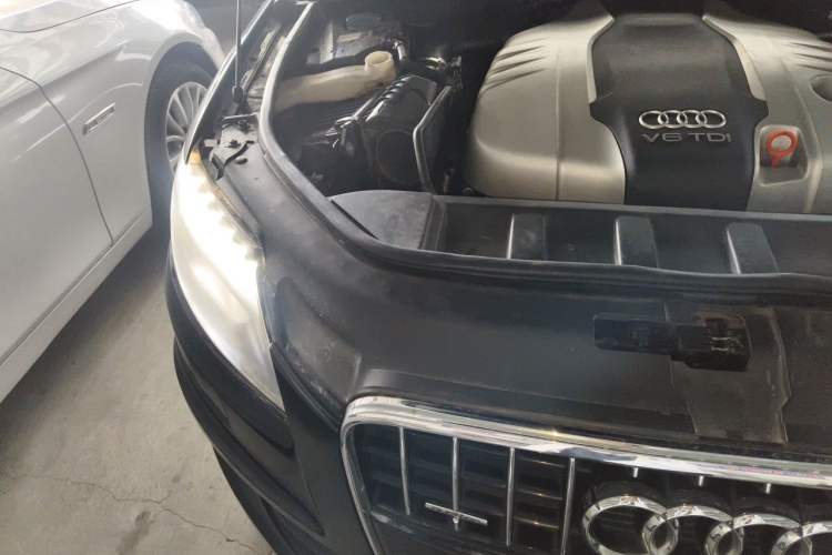 Used Audi Q7 2013 35 TDI Leading Model Engine Bay Right