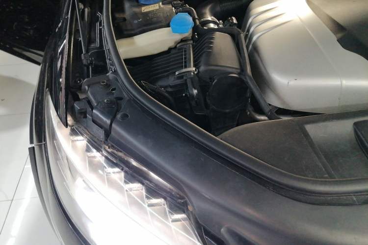 Used Audi Q7 2013 35 TDI Leading Model Engine Bay Right
