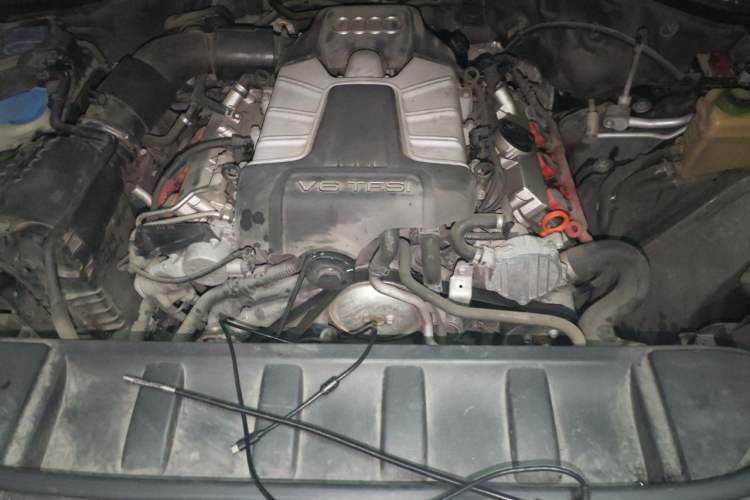 Used Audi Q7 2013 35 TFSI Comfort Model Engine Bay