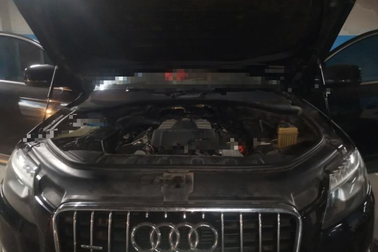 Used Audi Q7  Engine Bay