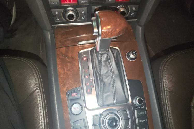 Used Audi Q7 2013 35 TFSI Comfort Model Gear Lever