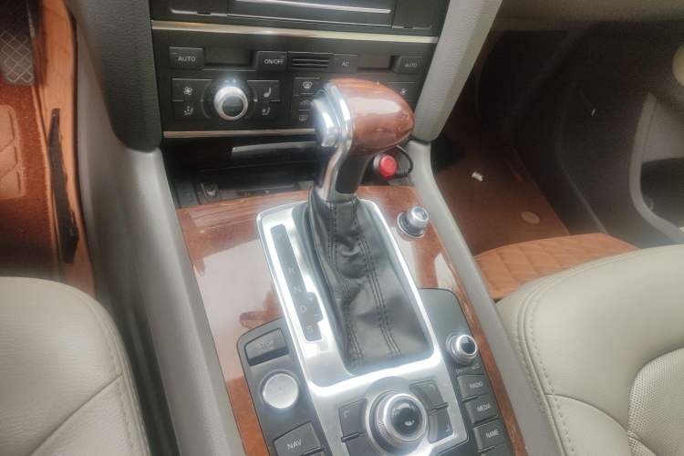 Used Audi Q7 2013 35 TFSI Comfort Model Gear Lever