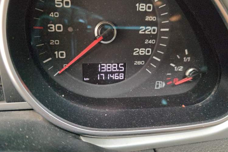 Used Audi Q7 2013 35 TDI Exclusive Edition Odometer Close Up
