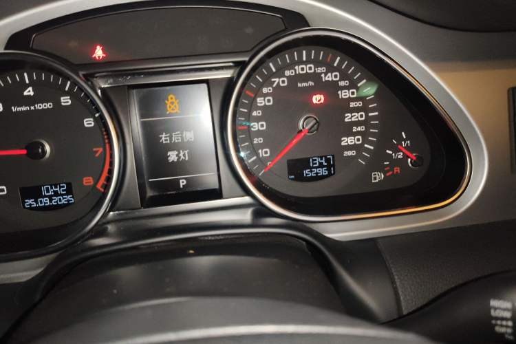 Used Audi Q7 2013 35 TFSI Technology Edition Odometer Close Up
