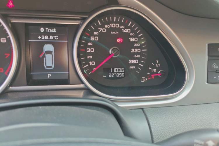 Used Audi Q7 2013 35 TFSI Technology Edition Odometer Close Up