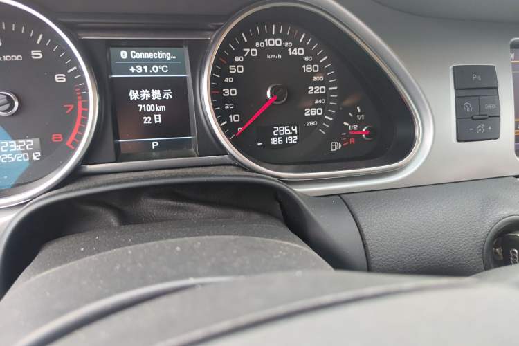 Used Audi Q7 2013 35 TFSI Comfort Model Odometer Close Up