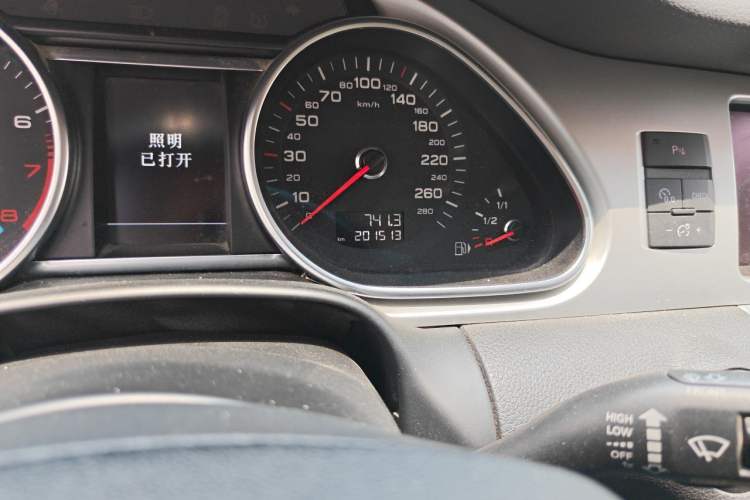 Used Audi Q7 2013 35 TFSI Ambition Edition Odometer Close Up