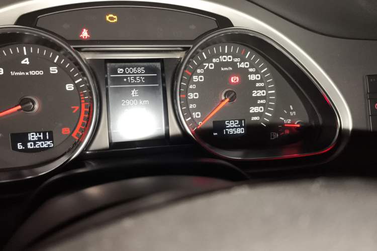 Used Audi Q7 2013 35 TFSI Technology Edition Odometer Close Up
