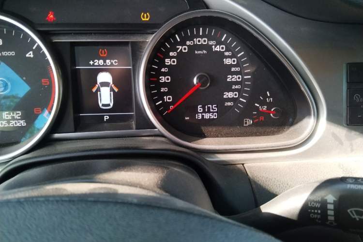Used Audi Q7 2013 35 TDI Leading Model Odometer Close Up