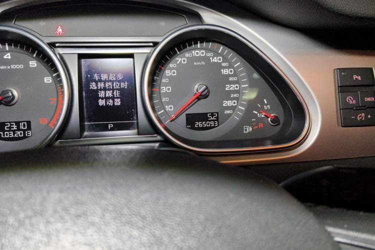 Used Audi Q7 2013 35 TFSI Technology Edition Odometer Close Up