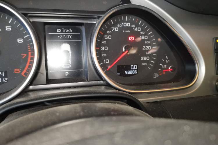 Used Audi Q7 2013 35 TFSI Ambition Edition Odometer Close Up