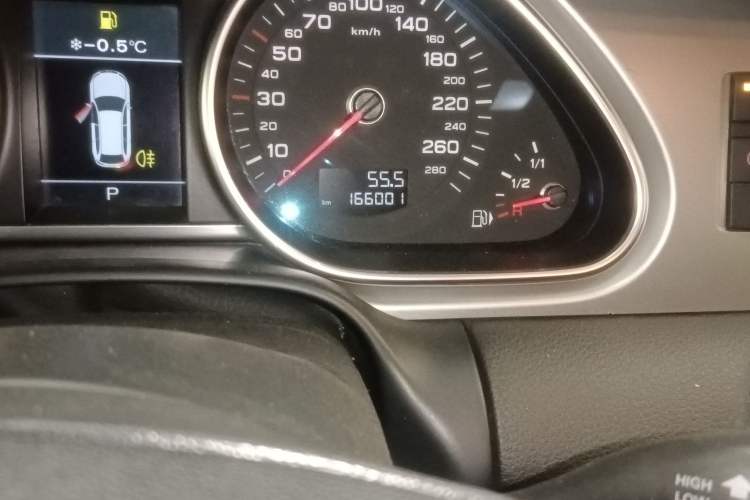 Used Audi Q7 2013 35 TFSI Technology Edition Odometer Close Up