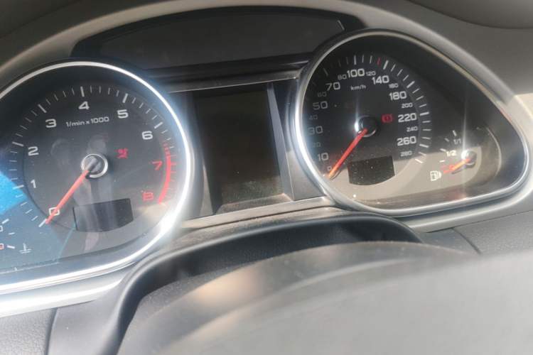 Used Audi Q7 2013 35 TFSI Technology Edition Odometer Close Up