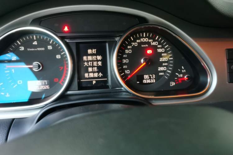 Used Audi Q7 2013 35 TFSI Comfort Model Odometer Close Up