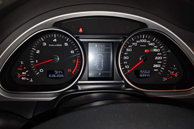 Used Audi Q7 2013 35 TFSI Ambition Edition Odometer Close Up