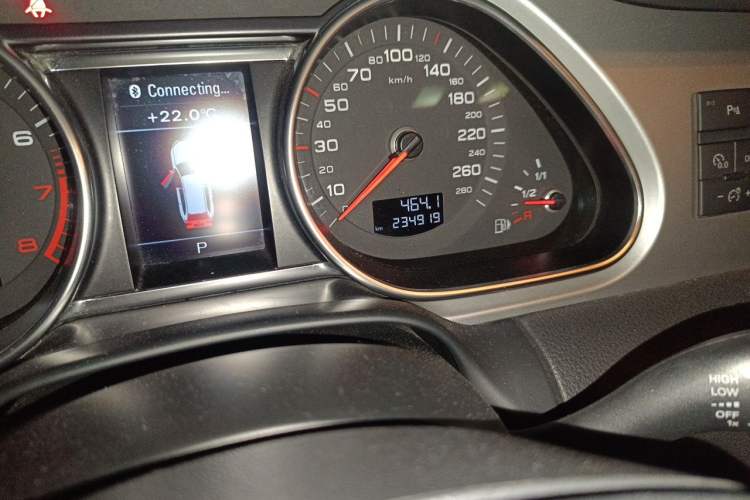 Used Audi Q7 2013 35 TFSI Technology Edition Odometer Close Up