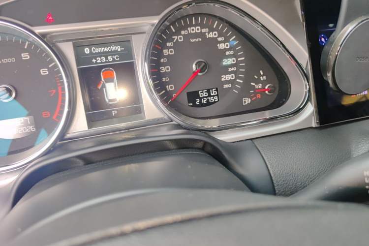Used Audi Q7 2013 35 TFSI Technology Edition Odometer Close Up