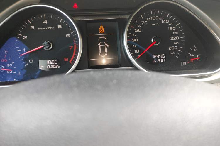 Used Audi Q7 2013 35 TFSI Ambition Edition Odometer Close Up