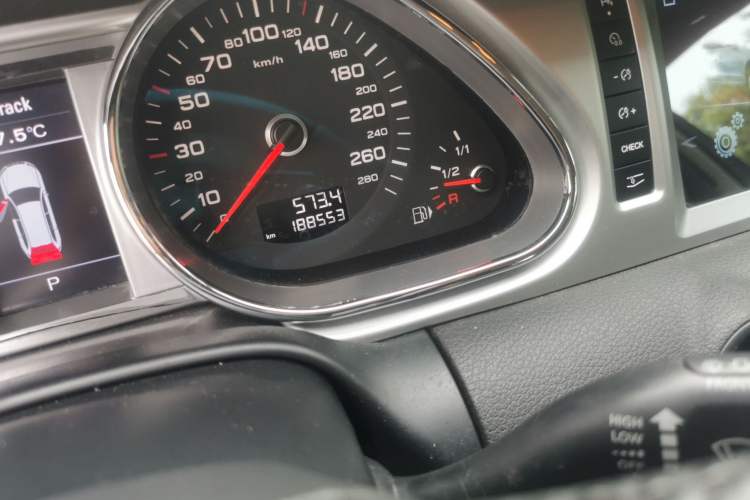 Used Audi Q7 2013 35 TFSI Ambition Edition Odometer Close Up