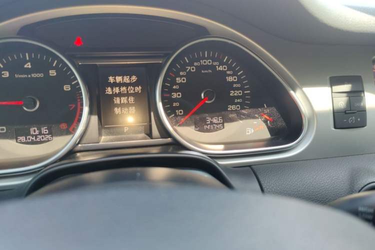 Used Audi Q7 2013 35 TFSI Technology Edition Odometer Close Up