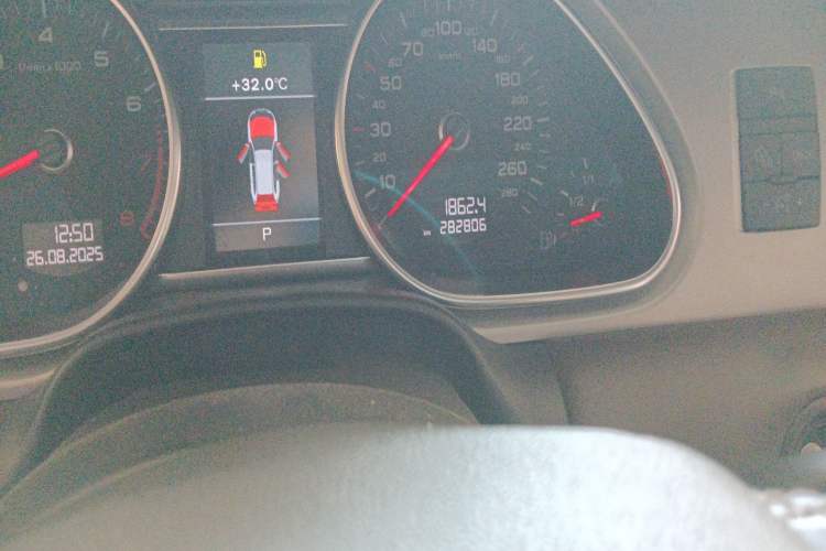 Used Audi Q7 2013 35 TFSI Exclusive Edition Odometer Close Up