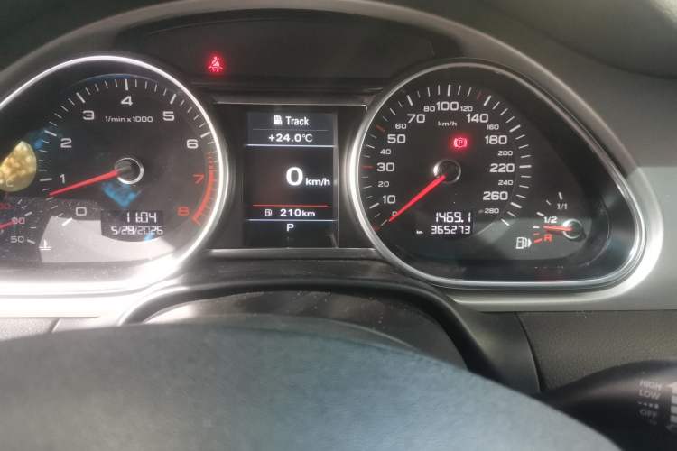 Used Audi Q7 2013 35 TFSI Ambition Edition Odometer Close Up