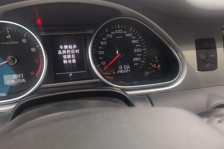 Used Audi Q7 2013 35 TFSI Ambition Edition Odometer Close Up