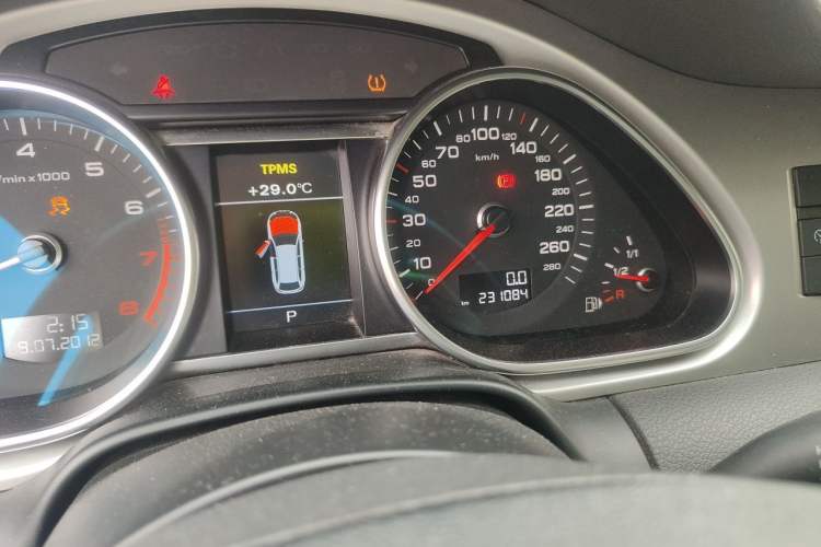 Used Audi Q7 2013 35 TFSI Technology Edition Odometer Close Up