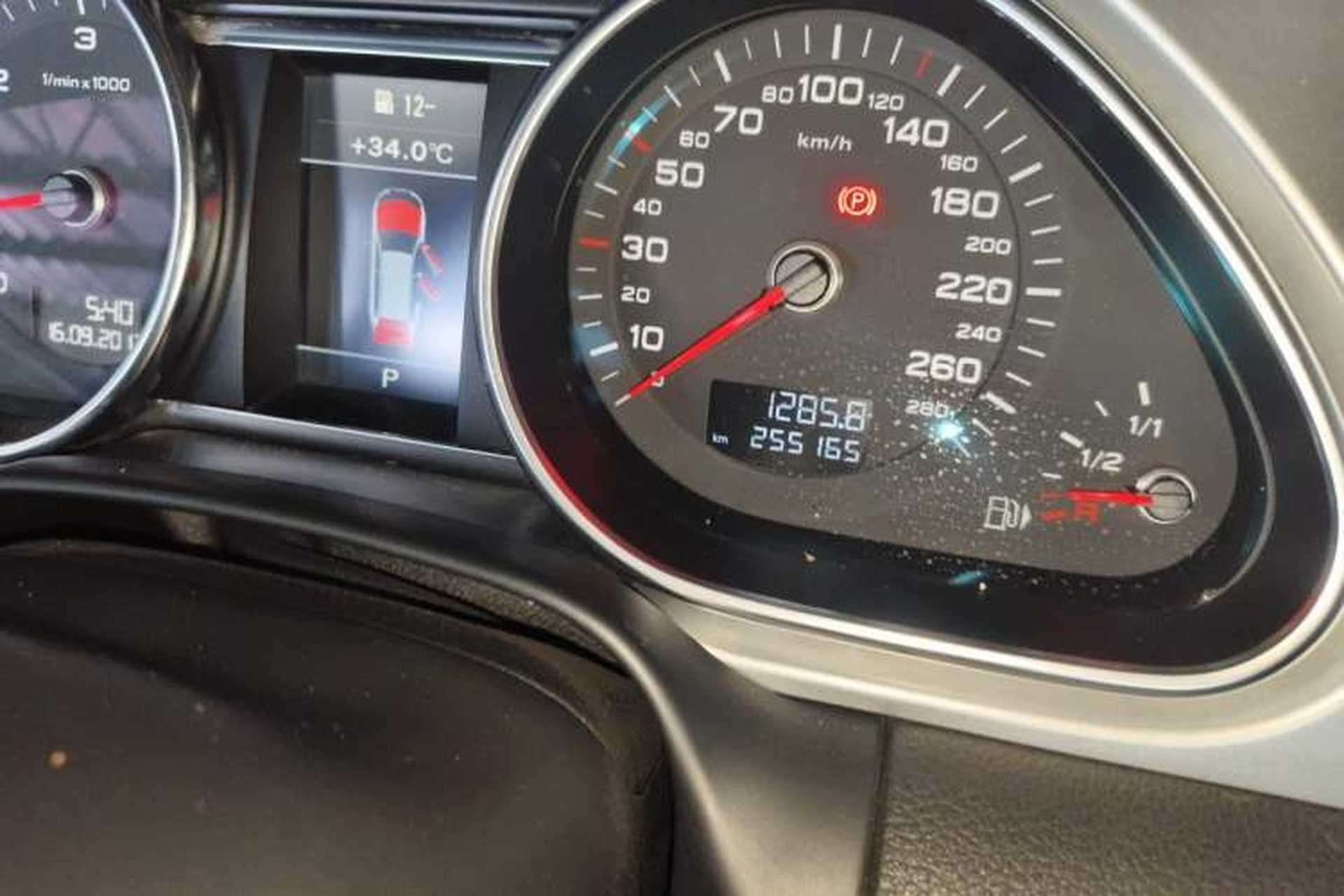 Used Audi Q7 2013 35 TDI Leading Model Odometer Close Up