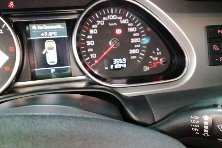 Used Audi Q7 2013 35 TDI Leading Model Odometer Close Up