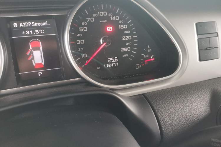 Used Audi Q7 2013 35 TFSI Comfort Model Odometer Close Up