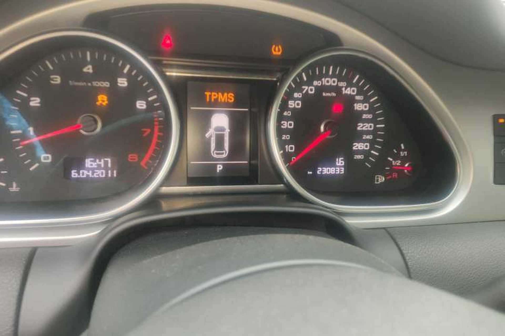 Used Audi Q7 2013 35 TFSI Comfort Model Odometer Close Up