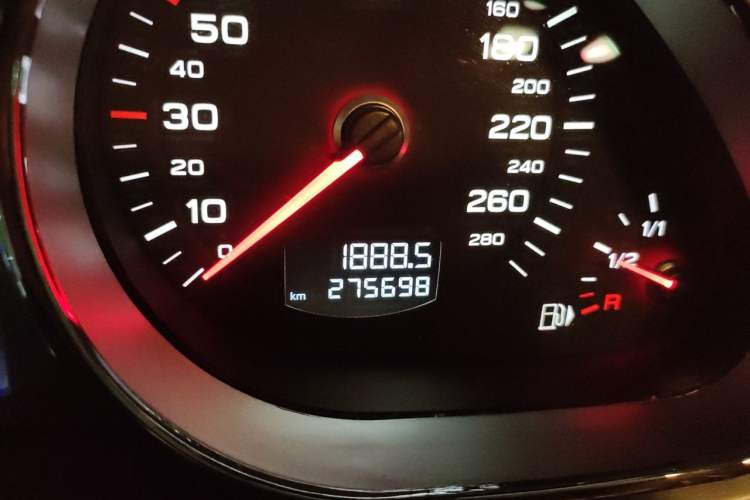 Used Audi Q7 2013 35 TFSI Comfort Model Odometer Close Up