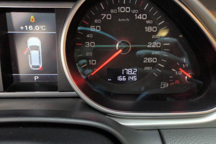 Used Audi Q7 2013 35 TFSI Ambition Edition Odometer Close Up