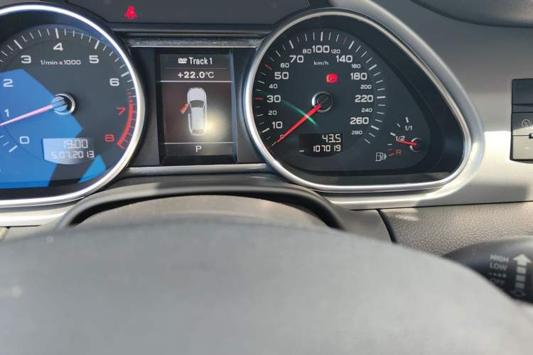Used Audi Q7 2013 35 TFSI Ambition Edition Odometer Close Up