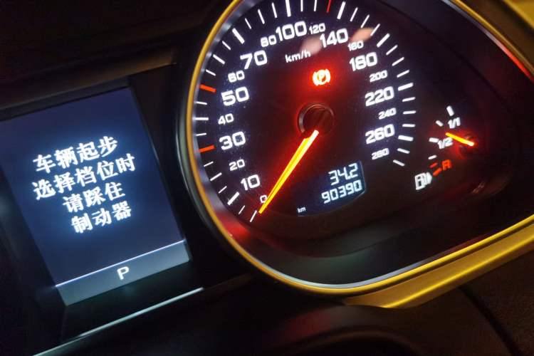 Used Audi Q7 2013 35 TFSI Ambition Edition Odometer Close Up