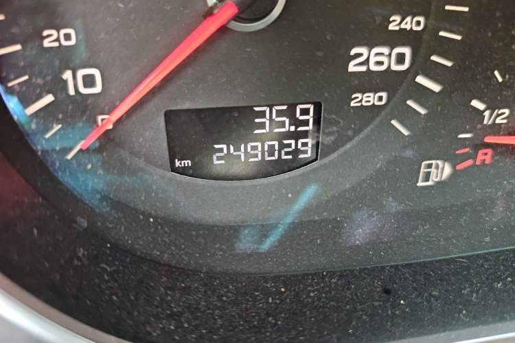 Used Audi Q7 2013 35 TFSI Technology Edition Odometer Close Up