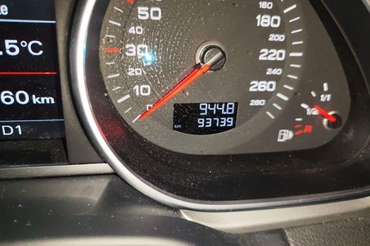 Used Audi Q7 2013 35 TFSI Technology Edition Odometer Close Up