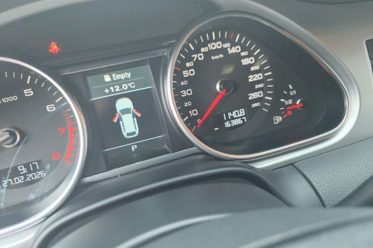 Used Audi Q7 2013 35 TFSI Ambition Edition Odometer Close Up