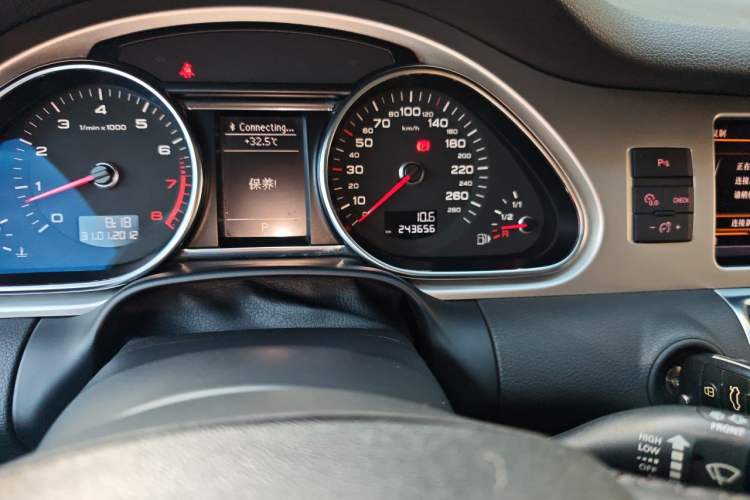 Used Audi Q7 2013 35 TFSI Exclusive Edition Odometer Close Up