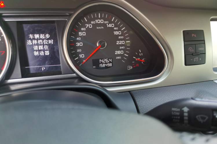 Used Audi Q7 2013 35 TFSI Ambition Edition Odometer Close Up