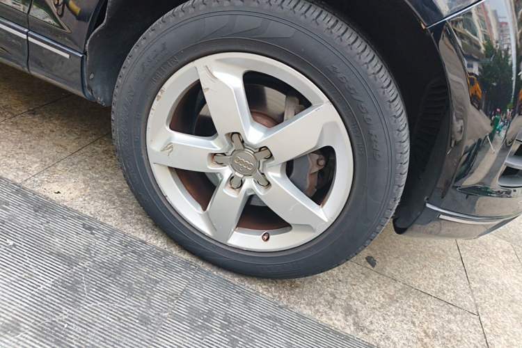Used Audi Q7  Right Front Wheel Hub