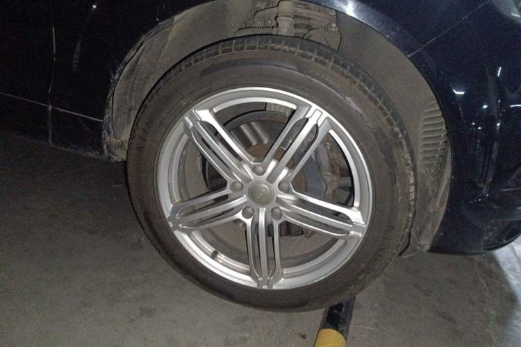 Used Audi Q7 2013 35 TFSI Technology Edition Right Front Wheel Hub